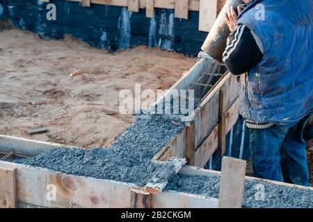 Versando il soffitto con calcestruzzo dal tubo della pompa Foto Stock