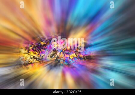 Astratto Sfondo Fantastico, la magia di una pietra da metallo dorato con raggi del sole come simbolo di energia. Foto Stock