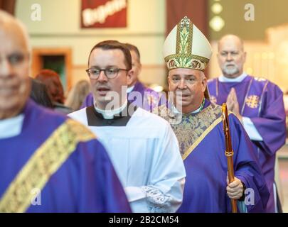 Newtown, Stati Uniti. 01st Mar, 2020. Arcivescovo di Philadelphia, Mons. Nelson Prez esce dalla chiesa dopo aver celebrato la domenica di massa del 10:30AM, 01 marzo 2020 nella parrocchia cattolica di Sant'Andrea a Newtown, Pennsylvania. Credit: William Thomas Cain/Alamy Live News Foto Stock