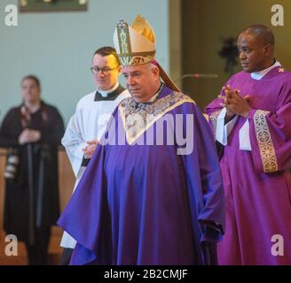 Newtown, Stati Uniti. 01st Mar, 2020. Arcivescovo di Philadelphia, Mons. Nelson Prez riceve doni per la comunione mentre celebra la domenica di massa del 10:30AM, 01 marzo 2020 nella parrocchia cattolica di Sant'Andrea a Newtown, Pennsylvania. Credit: William Thomas Cain/Alamy Live News Foto Stock