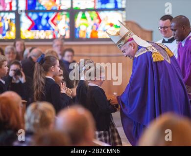 Newtown, Stati Uniti. 01st Mar, 2020. Arcivescovo di Philadelphia, Mons. Nelson Prez riceve doni per la comunione mentre celebra la domenica di massa del 10:30AM, 01 marzo 2020 nella parrocchia cattolica di Sant'Andrea a Newtown, Pennsylvania. Credit: William Thomas Cain/Alamy Live News Foto Stock