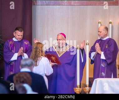 Newtown, Stati Uniti. 01st Mar, 2020. Mons. Nelson Prez, Arcivescovo di Filadelfia, parla ai parrocchiani durante la visita dell Arcivescovo per celebrare la domenica di massa del 10:30AM, 01 marzo 2020 nella parrocchia cattolica di Sant Andrea a Newtown, Pennsylvania. Credit: William Thomas Cain/Alamy Live News Foto Stock