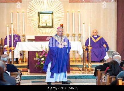 Newtown, Stati Uniti. 01st Mar, 2020. Mons. Nelson Prez, Arcivescovo di Filadelfia, parla ai parrocchiani durante la visita dell Arcivescovo per celebrare la domenica di massa del 10:30AM, 01 marzo 2020 nella parrocchia cattolica di Sant Andrea a Newtown, Pennsylvania. Credit: William Thomas Cain/Alamy Live News Foto Stock