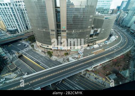 Tokyo, GIAPPONE - FEBBRAIO 2019 : veduta aerea Del Cavalcavia con la folla auto e incrocio pedonale incrocio traffico Ginza nella città di Tokyo il 17 febbraio 2019 Foto Stock