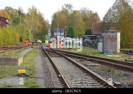 Lavoratori ferroviari permanenti in pista durante i lavori di manutenzione a Bremervorde, Germania Foto Stock