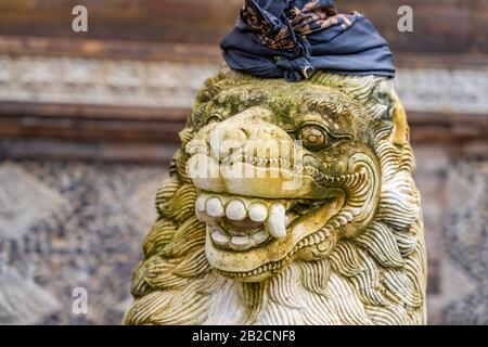 Statua al palazzo Tirta Gangga a Bali Indonesia Foto Stock