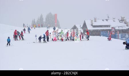 sciare e divertirsi sulla neve Foto Stock
