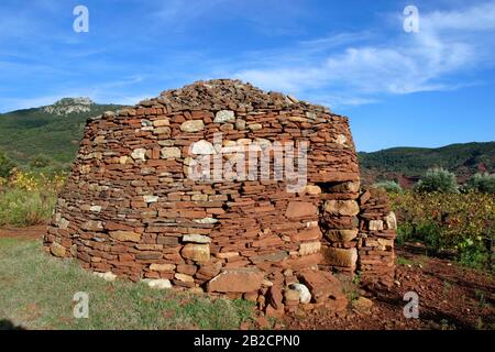 Secca capanna di pietra, capitelle, vite, ruffes paesaggio Saint Jean de la Blaquiere, occitanie Francia Foto Stock