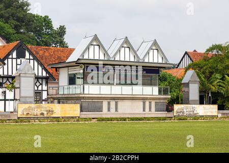 Originale padiglione di cricket su Merdeka Square, che si affaccia sul campo da cricket dove la squadra coloniale britannica avrebbe giocato Foto Stock