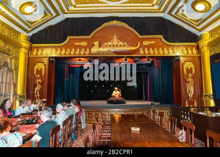 Karaweik Hall è un palazzo sulla riva orientale del lago Kandawgyi a Yangon, Myanmar, Asia Foto Stock