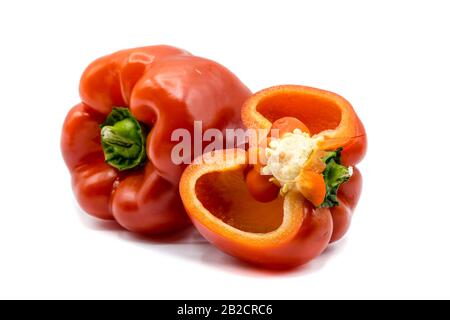 Peperone rosso isolato su sfondo bianco Foto Stock