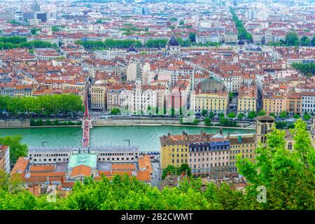 Il fiume Saone e il centro città, visto dai giardini Abbe Larue, a Lione, Francia Foto Stock