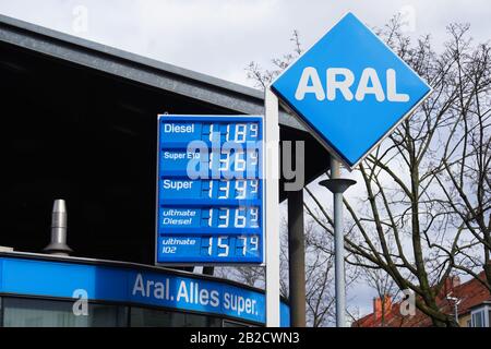 Hannover, Germania - 1 marzo 2020: Stazione di servizio ARAL. Il segno mostra i prezzi per i diversi tipi di benzina, diesel e super. Foto Stock