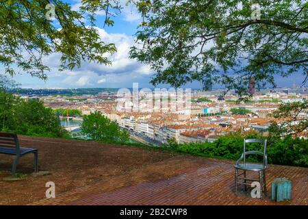Il fiume Saone e il centro città, visto dai giardini Abbe Larue, a Lione, Francia Foto Stock
