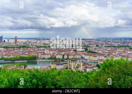 Fiume Saona e il centro della città con un arcobaleno di Lione, Francia Foto Stock