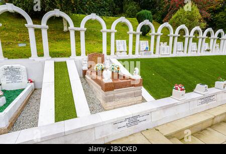 Arcate e tombe commemorative, cimitero di Bryntaf, cimitero di Aberfan, Glamorgan, Galles, luogo di riposo delle vittime che sono morte nel disastro minerario di Aberfan 1966 Foto Stock