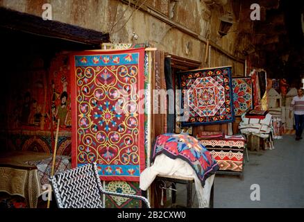 Viaggio - strada dei tentmaker al Khayamiya nella storica Qasaba di Radwan Bey un mercato coperto souk bazar in Cairo islamico in Egitto in Nord Africa Foto Stock