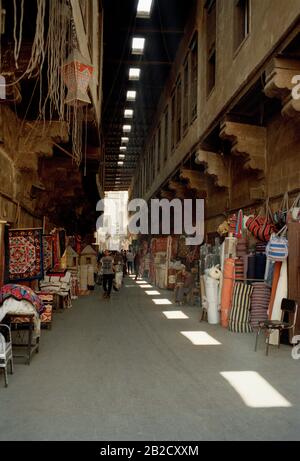 Viaggio - strada dei tentmaker al Khayamiya nella storica Qasaba di Radwan Bey un mercato coperto souk bazar in Cairo islamico in Egitto in Nord Africa Foto Stock