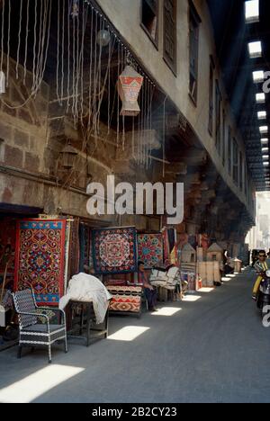 Viaggio - strada dei tentmaker al Khayamiya nella storica Qasaba di Radwan Bey un mercato coperto souk bazar in Cairo islamico in Egitto in Nord Africa Foto Stock