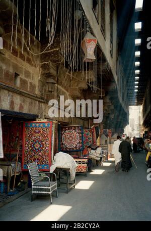 Viaggio - strada dei tentmaker al Khayamiya nella storica Qasaba di Radwan Bey un mercato coperto souk bazar in Cairo islamico in Egitto in Nord Africa Foto Stock