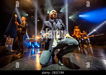 Oslo, Norvegia. 01st Mar, 2020. La rock band scozzese Simple Minds suona un concerto dal vivo al Sentrum Scene di Oslo. Qui il cantante, cantautore e musicista Jim Kerr è visto dal vivo sul palco. (Photo Credit: Gonzales Photo/Terje Dokken/Alamy Live News). Foto Stock