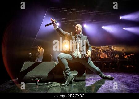 Oslo, Norvegia. 01st Mar, 2020. La rock band scozzese Simple Minds suona un concerto dal vivo al Sentrum Scene di Oslo. Qui il cantante, cantautore e musicista Jim Kerr è visto dal vivo sul palco. (Photo Credit: Gonzales Photo/Terje Dokken/Alamy Live News). Foto Stock