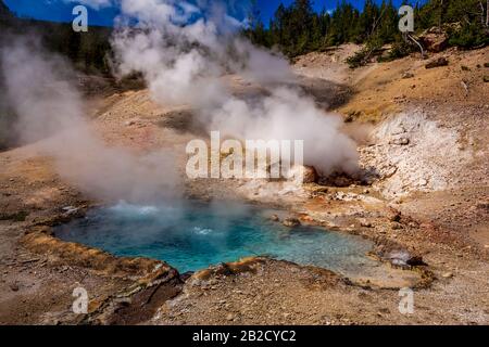 La primavera di Beryl è una sorgente calda nel bacino del gibbon Geyser del Parco Nazionale di Yellowstone Foto Stock
