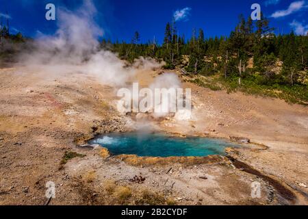 La primavera di Beryl è una sorgente calda nel bacino del gibbon Geyser del Parco Nazionale di Yellowstone Foto Stock