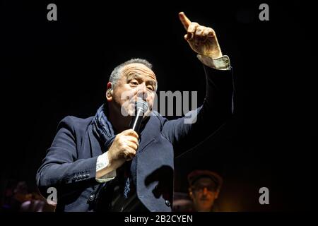 Oslo, Norvegia. 01st Mar, 2020. La rock band scozzese Simple Minds suona un concerto dal vivo al Sentrum Scene di Oslo. Qui il cantante, cantautore e musicista Jim Kerr è visto dal vivo sul palco. (Photo Credit: Gonzales Photo/Terje Dokken/Alamy Live News). Foto Stock