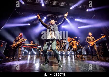 Oslo, Norvegia. 01st Mar, 2020. La rock band scozzese Simple Minds suona un concerto dal vivo al Sentrum Scene di Oslo. Qui il cantante, cantautore e musicista Jim Kerr è visto dal vivo sul palco. (Photo Credit: Gonzales Photo/Terje Dokken/Alamy Live News). Foto Stock