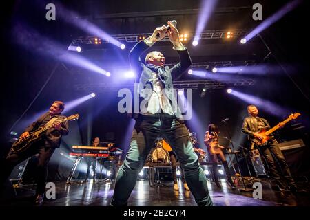 Oslo, Norvegia. 01st Mar, 2020. La rock band scozzese Simple Minds suona un concerto dal vivo al Sentrum Scene di Oslo. Qui il cantante, cantautore e musicista Jim Kerr è visto dal vivo sul palco. (Photo Credit: Gonzales Photo/Terje Dokken/Alamy Live News). Foto Stock