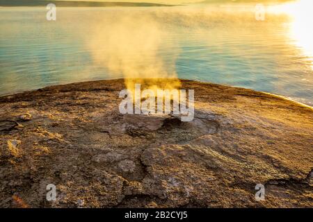 Big Cone è un geyser nel West Thumb Geyser Basin del Parco Nazionale di Yellowstone Foto Stock