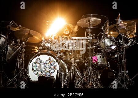 Oslo, Norvegia. 01st Mar, 2020. La rock band scozzese Simple Minds suona un concerto dal vivo al Sentrum Scene di Oslo. Qui il batterista Cherisse Osei è visto dal vivo sul palco. (Photo Credit: Gonzales Photo/Terje Dokken/Alamy Live News Foto Stock