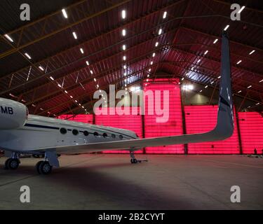 Nella foto è raffigurato un aeromobile privato in un hangar. Foto Stock