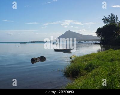 Luce del mattino sulla costa mauriziana: Visione del Paradiso in un'isola tropicale meravigliosa Foto Stock
