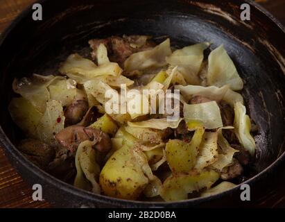 Fegato di pollo fritto, cavolo, patate in padella - cibo sano a basso contenuto calorico Foto Stock