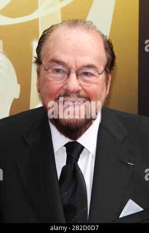 FILE ***FOTO*** James Lipton È Scomparso. Los ANGELES, CA - 12 SETTEMBRE: James Lipton ai Creative Arts Emmy Awards 2015 presso Microsoft Theatre il 12 settembre 2015 a Los Angeles, California. Credito: mpi27/MediaPunch Foto Stock