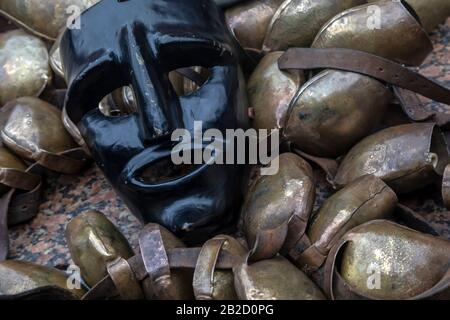 Vista closeup della maschera del personaggio e delle campane dei Mamuthones italiani prima di iniziare la processione del carnevale Foto Stock