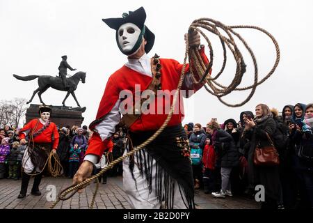 Mosca, Russia. 1st di marzo, 2020 Issohadores italiano gettare un lazo intorno come parte della sfilata di Carnevale durante la celebrazione Maslenitsa (settimana russa frittella) sulla piazza di Manege nel centro di Mosca, Russia Foto Stock