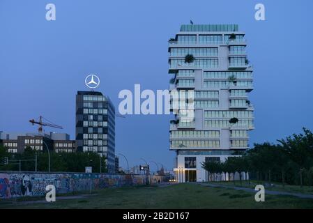 Wohnturm "Vivere livelli', Mercedes Benz, Vertriebszentrale Muehlenstrasse, Friedrichshain di Berlino, Deutschland Foto Stock