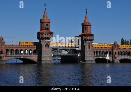 Oberbaumbruecke, Sprea, Friedrichshain di Berlino, Deutschland Foto Stock