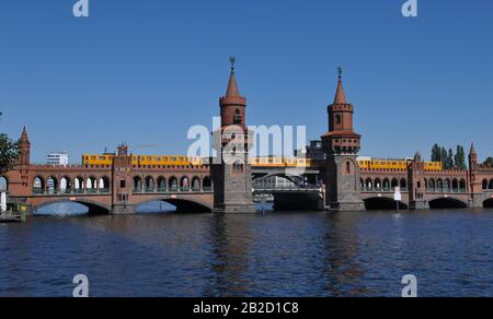 Oberbaumbruecke, Sprea, Friedrichshain di Berlino, Deutschland Foto Stock