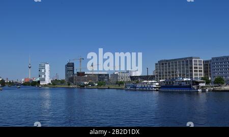 Zalando, Wohnturm ´Living Levels´, Mercedes Benz Vertriebszentrale, Muehlenstrasse, Spreeufer, Friedrichshain, Berlin, Deutschland Foto Stock