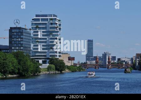 Wohnturm ´Living Levels´, Mercedes Benz Vertriebszentrale, Muehlenstrasse, Spreeufer, Friedrichshain, Berlin, Deutschland Foto Stock