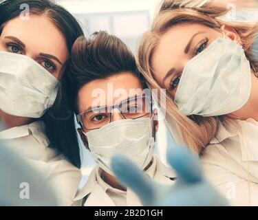 vista dal basso. un gruppo di chirurghi ha eseguito l'operazione Foto Stock