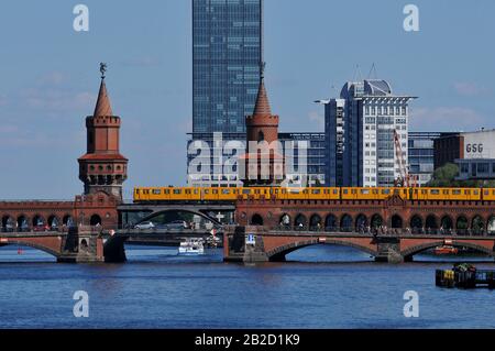 Oberbaumbruecke, Treptower, Sprea, Friedrichshain di Berlino, Deutschland Foto Stock