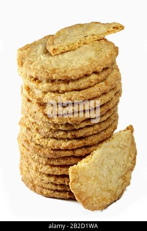 Biscotti di avena svedesi isolati su sfondo bianco Foto Stock