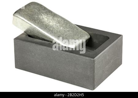 barra di zinco su stampo di grafite isolata su fondo bianco Foto Stock