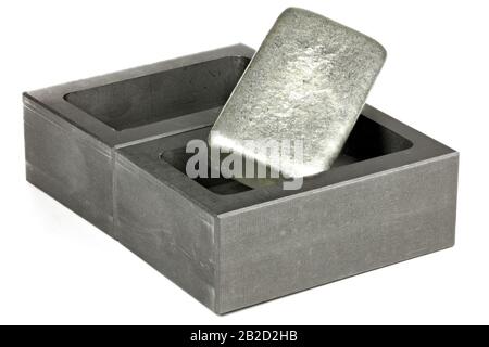 barra di zinco su stampo di grafite isolata su fondo bianco Foto Stock