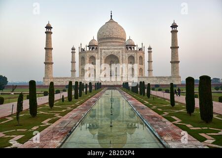 Taj Mahal alla luce del mattino, Agra, Uttar Pradesh, India Foto Stock